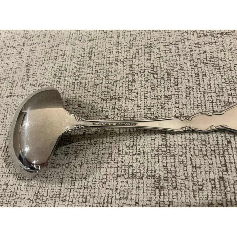 Oneida Damask Rose Stainless Gravy Ladle Scalloped Shell Bowl Floral Handle